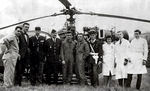 En arrière-plan, l'Alouette 2 F-ZBAA Protection civile avec au milieu en combinaison de vol, l'équipage Jean Le Gac (Pilote) et Gabriel Montmasson (Mécanicien) - Fédération Nationale de Secourisme (cliché après mai 1962) - Photo DR FNS