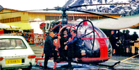 L'Alouette II F-ZBAE de la Protection civile avec Francis Riera et Robert Petit-Prestoud sur la Place du Marché à Chamonix, fin des années 60 - Photo DR collection Francis Delafosse