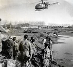 La toute nouvelle Alouette II Gendarmerie immatriculée F-MJAY (SHG d'Hyères), équipage : René Blazy/Maurice Carroul survole les inondations de Fréjus le 3 décembre 1959 - Photo DR