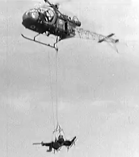 Deux Sapeurs-pompiers sont héliportés à l'aide d'une nacelle et de l'Alouette II F-ZBA_ de la Protection civile en 1966 - Photo DR INA