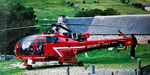 Alouette 3 Dragon 64 Sécurité civile posée sur la DZ du Poste de seccours de Gavarnie avec en arrière-plan Joseph Minvielle, mécanicien, à côté du rotor de queue, dans les années 90 - Photo DR Lucky Gavarnie