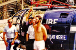 Cliquez pour agrandir la photo : La potence et le treuil Sécurité civile montés sur l'Alouette III F-MJBF de la Gendarmerie ; de gauche à droite : Michel Durand (Pilote), l'équipage Gendarmerie (Daniel Puccetti et Michel Jouffre) et Noël Rivière (Mécanicien d'équipage) en août 1981 - Photo collection Noël Rivière