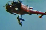 L'Alouette 3 F-ZBAS Dragon 38 de la Sécurité civile de Grenoble au cours d'un hélitreuillage - Photo DR extraite du reportage 30 Millions d'amis.