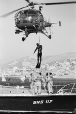 Alouette 3 F-ZBDE Sécurité civile hélitreuillage d'un plongeur sur la vedette SNS 117 "La Bonne Mère " au large de Marseille, fin des années 70 début 80 - Photo DR