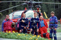 De gauche à droite : Patrick Bros (pilote), Régis Michoux (sauveteur PGHM), Gilles Mathé (sauveteur PGHM), Francis Delafosse (mécanicien d'équipage) et le Dr Patrick Patet pose devant l'Alouette III F-ZBDF à Chamonix durant l'été 1991 - Photo André Fatras