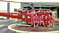 Les équipages de la Base de Nice posent devant l'Alouette 3 F-ZBDQ en 1988, avec de gauche à droite : MAIFRET (administratif), MERLE (méca. nav.), RIERA (Pilote), DURAND (Pilote-Chef de Base), MONTINI (Resp.Méca.), MINVIELLE (Méca. Nav.), BEAUMARD (Pilote) et DUCHATEL (Méca. Nav.) - Photo DR collection Marc Duchatel