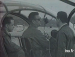 A bord de l'Alouette 2 F-MJAW de la Gendarmerie, le lieutenant Didier Potelle est interviewé après avoir récupéré Pierre Mazeaud le 11 juillet 1961 - Photo INA