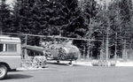 Alouette 3 Protection civile F-ZBAS rotor tournant (fûts de carburant avec la pompe) - Land Rover des pompiers sur la gauche, vers 1967 - Photo DR archives GHSC Base d'Annecy