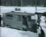 L'ambulance qui attend à côté de l'Alouette III Dragon 74 de Marcel Noguès - Photo extraite de la vidéo