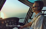 Le pilote Antoine Grésillon aux commandes de l'AS355N F-GYEU - Photo Des Racines et des ailes