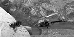 Arrivée de l'Alouette II F-BIFM, pilotée par Alfred Leplus et du Bell 47 G2 F-BHMG de la Protection civile sur le barrage de Malpasset en décembre 1959 - Photo © Philippe Le Tellier - Getty Images