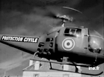 Le Bell 47 J3 F-ZBAH de la Protection civile est sollicité en cas d'urgence - Photo extraite de la vidéo © INA 