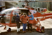 Depuis l'Alouette III F-ZBAV desccente d'une blessée aidée du Capitaine Host et Francis Delafosse sur la DZ des Bois en été 1984 - Photo DR collection Francis Delafosse