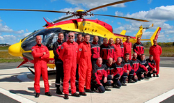 Les équipages de la base d'hélicoptère de Quimper-Pluguffan et les secouristes posent devant l'EC145 F-ZBPJ Dragon 29 - Photo : SDIS 29 | communication | cellule audiovisuelle | Anne Le Bec