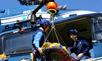 Après hélitreuillage, entrée de la civière Piguillem à bord de la soute de l'EC 145 F-MJBE - Photo Jon van Hasselt - Corbis / Getty Images