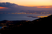 Que c'est beau la Côte d'Azur de nuit vue du ciel ! En arrière-plan, l'aéroport de Nice - Photo DR Latin
