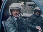 L'équipage (Pilote : Daniel PUCCETTI) aux commandes de l'Alouette 3 F-MJBL de la Gendarmerie en mars 1982 - DZ des Bois de Chamonix - Photo INA