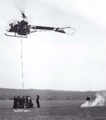 Dans le Var (83), les premiers porteurs d'eau avec Bell 47 G2 Protection civile en 1959 avec le pilote Raymond Gabard et Robert Schmitt (Oscar) - Photo DR