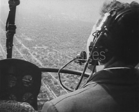 Denis Prost (pilote d'essai) aux commandes de l'Alouette II F-WHOS survolant de NY 8 avril 1957 - Photo Getty images