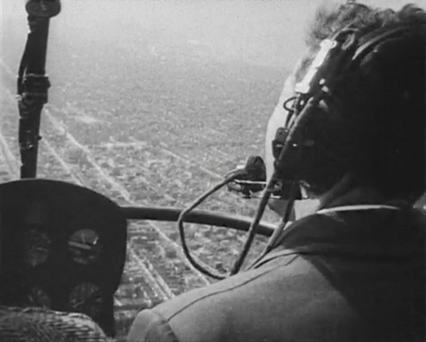 Denis Prost (pilote d'essai) aux commandes de l'Alouette II F-WHOS survolant NY le 8 avril 1957 (US Tour) - Photo Getty images