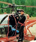 Philippe de Dieuleveult devant l'Alouette 3 F-ZBAV stationnée sur la DZ des Bois de Chamonix en août 1984 - Photo DR