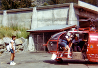 Août 1984, tournage du film "En limite de Puissance" avec Philippe de Dieuleveult (sur la gauche) supervisant l'embarquement de l'équipe à bord de l'Alouette III F-ZBAV - Photo DR collection Dominique Marro