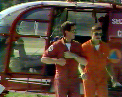 Équipage (à gauche : Gérard Quinchon (Pilote) et à droite : Bruno Bastiani (Mécanicien d'équipage) Alouette 3 F-ZBBS Dragon 38 Base Le Versoud - Photo DR