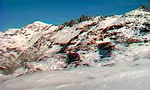 Venat de la DZ des Bois à Chamonix, l'Alouette 3 F-MJBL de la Gendarmerie s'apprête à atterrir pour déposer le chien d'avalanche et son maître - Photo Antenne 2 - INA
