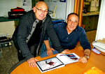 Francis Delafosse et Vincent Saffioti devant le livre "HELICOPTER RESCUE IN THE ALPS"