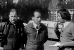 De gauche à droite : Roland Pin, Mécanicien et Alain Frébault, Pilote interviewé avant le sauvetage de René Desmaison bloqué dans les Grandes Jorasses - Photo extraite de la vidéo INA