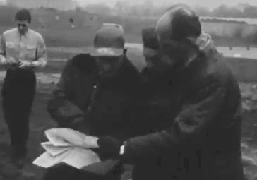 Le pilote Frédéric Curie étudie la carte de la région avant de prendre place dans le Bell 47 - Photo DR INA