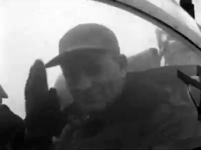 Le pilote Frédéric Curie aux commandes du Bell 47 - Photo DR INA