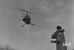 6 avril 1950 - Démonstration de sauvetage sur la Seine, entre les ponts de l'Alma et des Invalides, par un hélicoptère HILLER 360 - Photo extraite de la vidéo INA