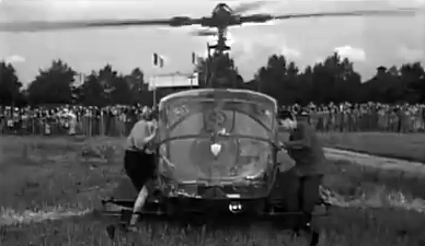 Embarquement des passagers dans le Hiller 360 sur l'héliport de Paris Juillet 1953 - Photo INA