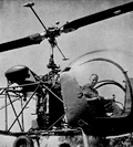 Jean Moine aux commandes d'un Bell 47 (F-BFXY) en mars 1955 à Ismaïlia en Egypte - Photo DR
