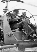 Jean Moine en compagnie du général 5* Jacques Massu sur Bell 47 - Photo DR Service cinéma des armées