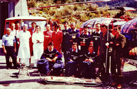 Les acteurs du Secours héliporté posent sur la DZ des Bois devant le hangar durant l'été 1983 - Photo © Jean-Claude Stamm collection Francis Delafosse