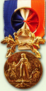 La Médaille d'Or pour actes de courage et de dévouement est attribuée habituellement à titre posthume ou très exceptionnellement.