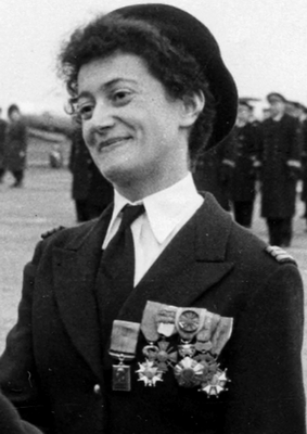 Le médecin capitaine Valérie André en uniforme et décorations - Photo DR collection Valérie André