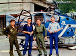 Sur la DZ des Bois avec de G à D : Gilbert Lebon (pilote), Didier Espéron (mécanicien) en compagnie du médecin et d'un sauveteur du PGHM de Chamonix posent devant l'Alouette III F-MJBL (1988) - Photo collection D. Espéron