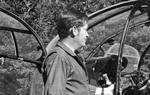 Paul ROUET devant l'Alouette 3 F-MJBF de la Gendarmerie sur la DZ des Bois de Chamonix, années 60 - Photo DR collection famille ROUET