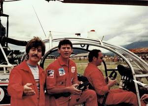 Jean-Pierre Montreuil à gauche, Philippe de Dieuleveult au milieu, et Michel Durand aux commandes de l'Alouette 2 F-BJAU lors de la 3eme Coupe de France Hélicoptère à Annecy en Juin 1984 - Photo DR collection F. Delafosse