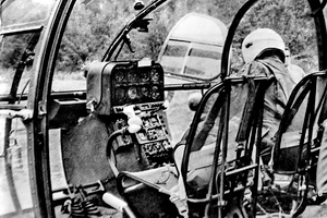 Pilote aux commandes de l'Alouette 3 F-ZBBC Protection civile - Photo DR tirée du livre "Les Compagnons de l'Alouette"