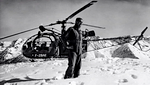 René Montini avec en arrière-plan l'Alouette 2 F-ZBAE (équipée du treuil de 25 m) de la Protection civile au début des années 60 - Photo collection R. Montini