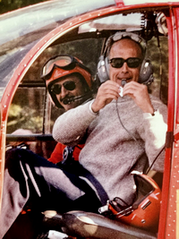 René Romet et le président Valéry Giscard d'Estaing sur Alouette 3 Sécurité civile équipée patins, vraisemblablement immatriculée F-ZBBQ (ou F-ZBDH ou encore F-ZBBP - SC en bleu sur fond orange), en 1981 - Photo DR collection R. Romet