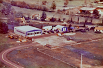Vue aérienne de l'aérodrome de Villemarie en 1985 avec les installations de la S.A.G. LA TESTE-DE-BUCH, AS 350 B posé sur la DZ - Photo collection R. Drouin