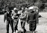 Secours des Autrichiens (Schachinger et Willibald), le Mécanicien Paul Rouet à gauche avec les lunettes et de l'autre côté du blessés, le guide Jean Minster, le 25 août 1965 sur la DZ de la Patinoire de Chamonix, l'Alouette 3 F-ZBAS en arrière-plan - Photo DR collection famille ROUET