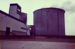Un des silos fumant - Photo collection F. delafosse