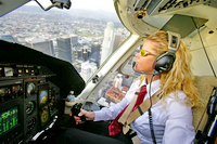 Stacey Sheard auxcommandes du Bell 430 N901RL au-dessus du centre de Los Angeles - Photo DR