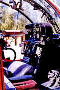Cockpit avec le tableau de bord de l'Alouette III Sécurité civile sur la DZ des Bois (en arrière-plan, la cabane) - Photo DR collection Maison de la Montagne de Chamonixe